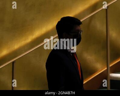 New York, États-Unis. 22 septembre 2021. Le Président de la République de Madagascar Andry Nirina Rajoelina entre dans sa salle avant de prendre la parole à la 76e session de l'Assemblée générale des Nations Unies débat général dans la salle de l'Assemblée générale des Nations Unies au Siège des Nations Unies le mercredi 22 septembre 2021 à New York. Photo de John Angelillo/UPI crédit: UPI/Alay Live News Banque D'Images