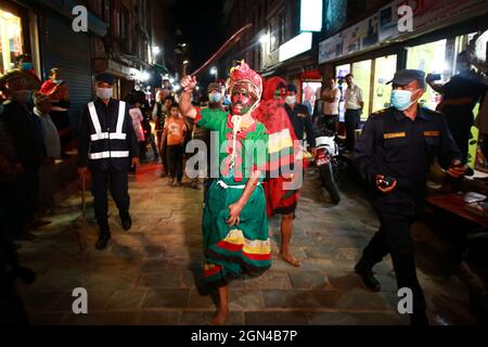 Bhaktapur, Bagmati, Népal. 22 septembre 2021. La communauté Manandhar du local sakolaan tol tol brûle une paire de yamata (lampes de ciel) devant le temple de Bhimsen à Dattatraya Bhaktapur, Népal le mercredi 22 septembre 2021.le Mupatra Jatra de Bhaktapur est basé sur divers textes religieux, Est célébrée à Bhaktapur pendant trois jours de Ashwin Krishna II à IV Credit: Amit Machamasi/ZUMA Wire/Alay Live News Banque D'Images