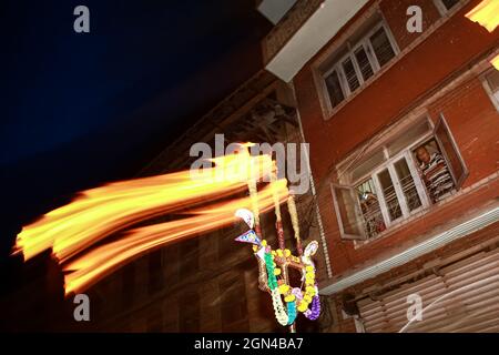 Bhaktapur, Bagmati, Népal. 22 septembre 2021. La communauté Manandhar du local sakolaan tol tol brûle une paire de yamata (lampes de ciel) devant le temple de Bhimsen à Dattatraya Bhaktapur, Népal le mercredi 22 septembre 2021.le Mupatra Jatra de Bhaktapur est basé sur divers textes religieux, Est célébrée à Bhaktapur pendant trois jours de Ashwin Krishna II à IV Credit: Amit Machamasi/ZUMA Wire/Alay Live News Banque D'Images