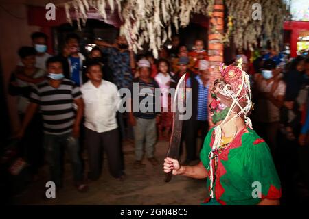 Bhaktapur, Bagmati, Népal. 22 septembre 2021. La communauté Manandhar du local sakolaan tol tol brûle une paire de yamata (lampes de ciel) devant le temple de Bhimsen à Dattatraya Bhaktapur, Népal le mercredi 22 septembre 2021.le Mupatra Jatra de Bhaktapur est basé sur divers textes religieux, Est célébrée à Bhaktapur pendant trois jours de Ashwin Krishna II à IV Credit: Amit Machamasi/ZUMA Wire/Alay Live News Banque D'Images