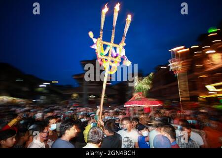 Bhaktapur, Bagmati, Népal. 22 septembre 2021. La communauté Manandhar du local sakolaan tol tol brûle une paire de yamata (lampes de ciel) devant le temple de Bhimsen à Dattatraya Bhaktapur, Népal le mercredi 22 septembre 2021.le Mupatra Jatra de Bhaktapur est basé sur divers textes religieux, Est célébrée à Bhaktapur pendant trois jours de Ashwin Krishna II à IV Credit: Amit Machamasi/ZUMA Wire/Alay Live News Banque D'Images