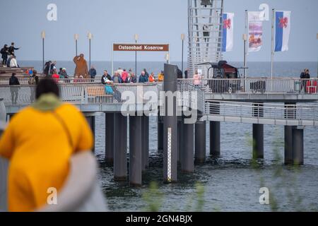 22 septembre 2021, Mecklembourg-Poméranie occidentale, Koserow: Les touristes marchent sur la jetée à la plage de Koserow sur l'île d'Usedom. Photo: Stefan Sauer/dpa Banque D'Images