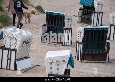 22 septembre 2021, Mecklembourg-Poméranie occidentale, Koserow: Des chaises de plage se tiennent sur la plage de Koserow sur l'île d'Usedom en face de la jetée. Photo: Stefan Sauer/dpa Banque D'Images