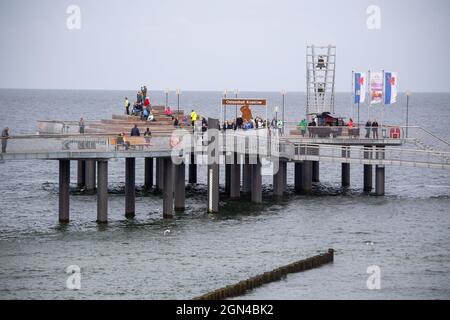 22 septembre 2021, Mecklembourg-Poméranie occidentale, Koserow: Les touristes marchent sur la jetée à la plage de Koserow sur l'île d'Usedom. Photo: Stefan Sauer/dpa Banque D'Images