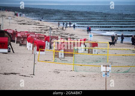 22 septembre 2021, Mecklembourg-Poméranie occidentale, Koserow: Des chaises de plage se tiennent sur la plage de Koserow sur l'île d'Usedom en face de la jetée. Photo: Stefan Sauer/dpa Banque D'Images