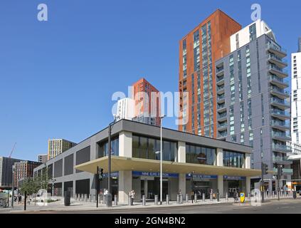 Entrée à la nouvelle station de métro de Nine Elms, Londres.Ouvert en septembre 2021.Partie de l'extension de la ligne Nord à la station électrique de Battersea. Banque D'Images