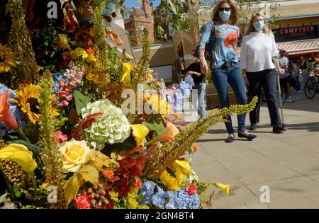 Londres, Royaume-Uni. 22 septembre 2021. Chelsea in Bloom exposition d'art florale annuelle et douche de fleur dans les boutiques et les rues de Chelsea mis sur pour coïncider avec le Chelsea Flower Show. Thème de cette année - 'Voyage extraordinaire' Credit: Phil Robinson/Alamy Live News Banque D'Images