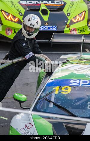 Vallelunga, italie 19 septembre 2021 ACI Racing Weekend. Mécanicien ravitailleur Lamborghini Huracan pendant l'arrêt de la fosse de course Banque D'Images