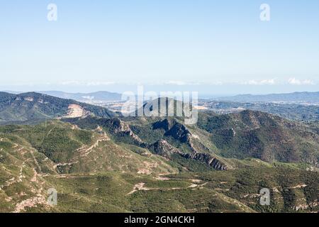 Vue sur les montagnes depuis le monastère de Montserrat, près de Barcelone en Catalogne. Banque D'Images