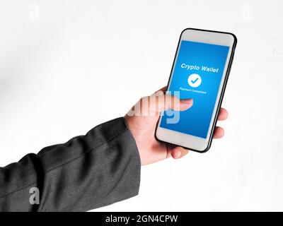 Paiement effectué à partir de Crypto Wallet concept contexte avec Young man Holding mobile. Payez avec le concept mobile de toile de fond Banque D'Images