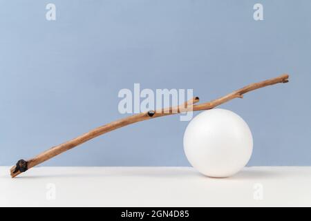 bâton de bois et boule sur fond bleu clair Banque D'Images
