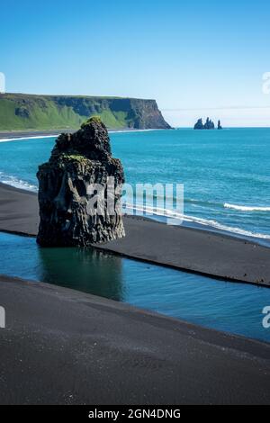 Vue sur Reynisfjara, une célèbre plage de sable noir sur la côte sud de l'Islande Banque D'Images