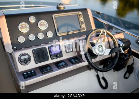 Tableau de bord et le volant d'un bateau à moteur cockpit Banque D'Images