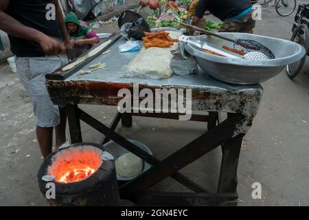 Kolkata, Bengale-Occidental, Inde - 16 décembre 2018 : pain frite, petit déjeuner chinois, préparé le matin dans la rue pour la vente à Territy Ba Banque D'Images