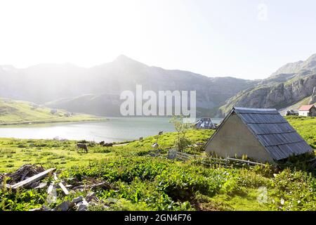 Maison traditionnelle de berger au lac de Kapetanovo, lac du capitaine dans les montagnes au-dessus de la ville de niksic, monténégro Banque D'Images