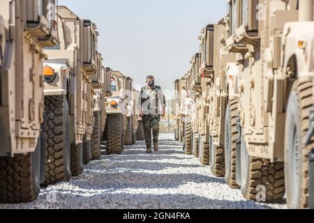 Erbil, Irak. 22 septembre 2021. Un soldat kurde de la Brigade de la Garde régionale de Peshmerga inspecte une cargaison de véhicules blindés américains livrés par le Counter-ISIS train and Equip Fund le 22 septembre 2021 à Erbil (Irak). Crédit: SPC. Trevor Franklin/US Army/Alay Live News Banque D'Images