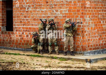 Lviv, Ukraine. 22 septembre 2021. Des soldats ukrainiens mènent des opérations urbaines, au cours de l'exercice Rapid Trident 2021 septembre 22, 2021 à Lviv, en Ukraine. Des soldats de 15 nations participent à l'exercice combiné de la guerre urbaine. Crédit : SSTGT. David Carnahan/US Army/Alay Live News Banque D'Images