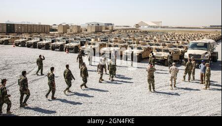 Erbil, Irak. 22 septembre 2021. Des soldats kurdes de la brigade de la Garde régionale de Peshmerga inspectent une cargaison de véhicules blindés américains livrés par le Counter-ISIS train and Equip Fund le 22 septembre 2021 à Erbil, en Irak. Crédit: SPC. Trevor Franklin/US Army/Alay Live News Banque D'Images