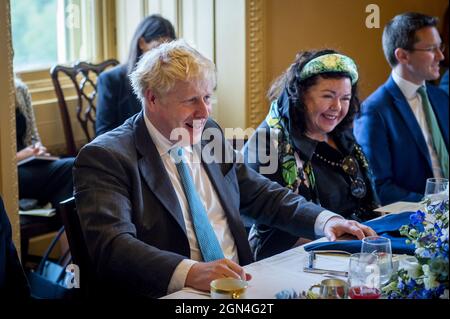 Le Premier ministre britannique Boris Johnson rencontre le leader de la majorité au Sénat des États-Unis Chuck Schumer (démocrate de New York), le leader de la minorité au Sénat des États-Unis Mitch McConnell (républicain du Kentucky) et un groupe de sénateurs bipartites pour une séance photo au Capitole des États-Unis à Washington, DC, Etats-Unis, le mercredi 22 septembre, 2021. Photo de Rod Lamkey / CNP/ABACAPRESS.COM Banque D'Images