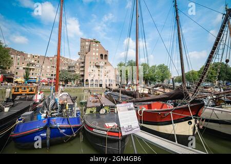 Rotterdam pays-Bas - août 22 2021 ; des bateaux à voile historiques amarrés le long de la jetée dans le quartier du Vieux Port de la ville avec des immeubles à appartements en arrière-plan Banque D'Images