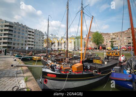 Rotterdam pays-Bas - août 22 2021 ; des bateaux à voile historiques amarrés le long de la jetée dans le quartier du vieux port de la ville avec une variété architecturale d'appartements Banque D'Images