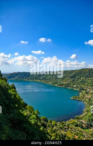 Vue sur le lac Nemi, une petite ville de la province de Rome, Italie. Banque D'Images