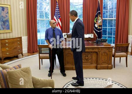 Le président Barack Obama rencontre le photojournaliste du New York Times Joao Silva dans le Bureau ovale, le 15 septembre 2011. Silva a perdu les deux jambes lorsqu'il a marché sur une mine tout en accompagnant des soldats américains en patrouille près de la ville d'Arghandab, dans le sud de l'Afghanistan, le 23 octobre 2010. (Photo officielle de la Maison Blanche par Pete Souza) cette photo officielle de la Maison Blanche est disponible uniquement pour publication par les organismes de presse et/ou pour impression personnelle par le(s) sujet(s) de la photo. La photographie ne peut être manipulée d'aucune manière et ne peut pas être utilisée dans des documents commerciaux ou politiques, publicitaires Banque D'Images