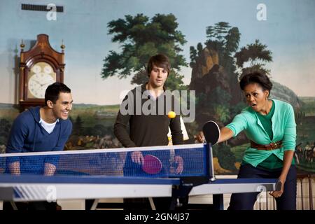 La première dame Michelle Obama joue au tennis de table avec des membres du groupe Big Time Rush dans la salle de réception diplomatique de la Maison Blanche lors d'une bande pour la Journée mondiale du jeu de Nickelodeon, le samedi 24 septembre 2011. (Photo officielle de la Maison-Blanche par Chuck Kennedy) la première dame Michelle Obama joue au tennis de table avec les membres du groupe Big Time Rush dans la salle de réception diplomatique de la Maison-Blanche tout en appose un message pour la Journée mondiale du jeu de Nickelodeon, le samedi 24 septembre 2011. (Photo officielle de la Maison Blanche par Chuck Kennedy) Banque D'Images