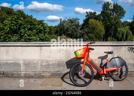 Location de vélos électriques à la chaux, près d'un parc à Westminster, Londres. Location publique de vélos dans la ville de Londres. Vélo isolé et isolé contre le mur Banque D'Images