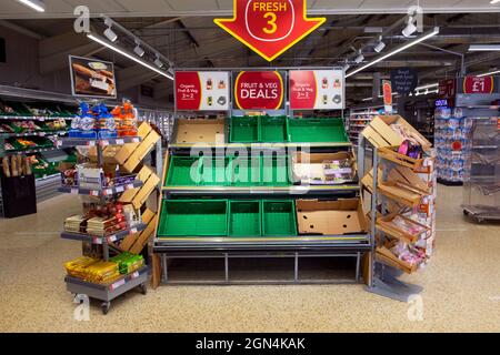 Vider les caisses de fruits et légumes sur les étagères chaîne d'approvisionnement pénuries alimentaires au supermarché Co Op au pays de Galles Royaume-Uni 20 septembre 2021 KATHY DEWITT Banque D'Images