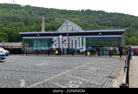 HALIFAX. WEST YORKSHIRE. ANGLETERRE. 05-29-21. Le bâtiment d'entrée de la gare de Halifax. La gare se trouve sur la route Caldervale depuis Manchester Banque D'Images