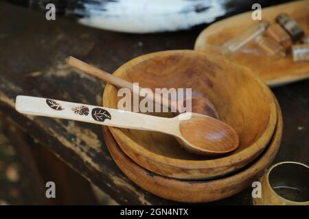 Gros plan des bols traditionnels en bois avec des cuillères. Banque D'Images