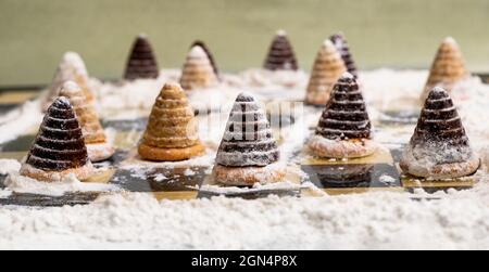 Gâteau de ruche de noël doux sur chessboard neigeux dans la dérive de neige (du sucre et de la farine). Banque D'Images