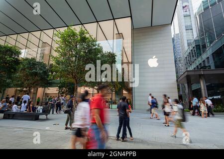 SINGAPOUR - 28 MAI 2017 : les gens passent devant le nouveau magasin Apple Store d'Orchard Road le 28 mai 2017 Banque D'Images