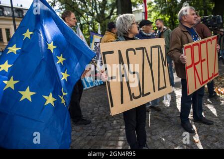 Varsovie, Pologne. 22 septembre 2021. Les manifestants tiennent des placards et un drapeau lors d'une manifestation devant le Tribunal constitutionnel.les juges du Tribunal constitutionnel polonais du 22 septembre ont fait un pas en avant dans une affaire qui a la primauté : la constitution polonaise ou la loi de l'Union européenne. Le Tribunal constitutionnel a déclaré qu'il allait reprendre la question le 30 septembre. Toutefois, au cours de la procédure, un groupe de personnes a protesté en disant qu'il s'agit d'une tentative de Polexit, une tentative de sortir la Pologne de l'Union européenne. Crédit : SOPA Images Limited/Alamy Live News Banque D'Images