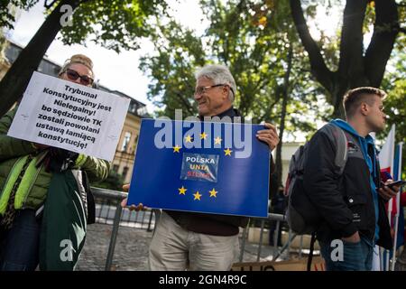 Varsovie, Pologne. 22 septembre 2021. Les manifestants tiennent des placards et un drapeau lors d'une manifestation devant le Tribunal constitutionnel.les juges du Tribunal constitutionnel polonais du 22 septembre ont fait un pas en avant dans une affaire qui a la primauté : la constitution polonaise ou la loi de l'Union européenne. Le Tribunal constitutionnel a déclaré qu'il allait reprendre la question le 30 septembre. Toutefois, au cours de la procédure, un groupe de personnes a protesté en disant qu'il s'agit d'une tentative de Polexit, une tentative de sortir la Pologne de l'Union européenne. Crédit : SOPA Images Limited/Alamy Live News Banque D'Images