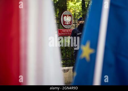 Varsovie, Pologne. 22 septembre 2021. Un policier est en garde à la porte du Tribunal constitutionnel.le 22 septembre, les juges du Tribunal constitutionnel polonais ont fait un pas en avant dans une affaire qui a la primauté: La constitution polonaise ou la loi de l'Union européenne. Le Tribunal constitutionnel a déclaré qu'il allait reprendre la question le 30 septembre. Toutefois, au cours de la procédure, un groupe de personnes a protesté en disant qu'il s'agit d'une tentative de Polexit, une tentative de sortir la Pologne de l'Union européenne. Crédit : SOPA Images Limited/Alamy Live News Banque D'Images