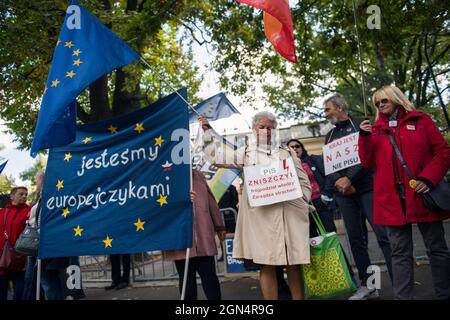 Varsovie, Pologne. 22 septembre 2021. Les manifestants tiennent des pancartes et des drapeaux lors d'une manifestation devant le Tribunal constitutionnel.le 22 septembre, les juges du Tribunal constitutionnel polonais ont fait un pas en avant dans une affaire qui a la primauté : la constitution polonaise ou la loi de l'Union européenne. Le Tribunal constitutionnel a déclaré qu'il allait reprendre la question le 30 septembre. Toutefois, au cours de la procédure, un groupe de personnes a protesté en disant qu'il s'agit d'une tentative de Polexit, une tentative de sortir la Pologne de l'Union européenne. Crédit : SOPA Images Limited/Alamy Live News Banque D'Images