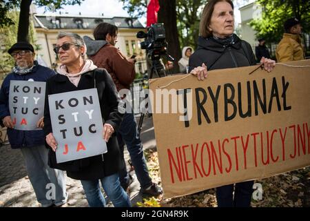 Varsovie, Pologne. 22 septembre 2021. Les manifestants tiennent des pancartes lors d'une manifestation devant le Tribunal constitutionnel.le 22 septembre, les juges du Tribunal constitutionnel polonais ont fait un pas en avant dans une affaire qui a la primauté : la constitution polonaise ou la loi de l'Union européenne. Le Tribunal constitutionnel a déclaré qu'il allait reprendre la question le 30 septembre. Toutefois, au cours de la procédure, un groupe de personnes a protesté en disant qu'il s'agit d'une tentative de Polexit, une tentative de sortir la Pologne de l'Union européenne. Crédit : SOPA Images Limited/Alamy Live News Banque D'Images