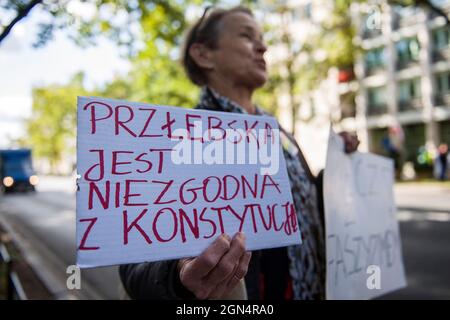 Varsovie, Pologne. 22 septembre 2021. Un manifestant tient un écriteau lors de la manifestation en dehors du Tribunal constitutionnel.les juges du Tribunal constitutionnel de Pologne du 22 septembre ont encastré des procédures dans une affaire qui a la primauté: La constitution polonaise ou la loi de l'Union européenne. Le Tribunal constitutionnel a déclaré qu'il allait reprendre la question le 30 septembre. Toutefois, au cours de la procédure, un groupe de personnes a protesté en disant qu'il s'agit d'une tentative de Polexit, une tentative de sortir la Pologne de l'Union européenne. Crédit : SOPA Images Limited/Alamy Live News Banque D'Images