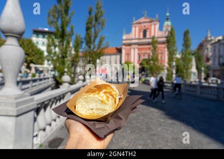 Manger le strukelj traditionnel slovène à Ljubljana Banque D'Images