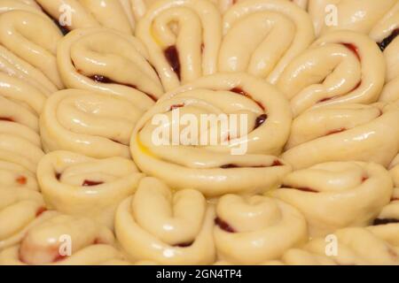 Morceau de tarte avec remplissage de fruits avant la cuisson. Gros plan d'une tarte avec remplissage de fruits avant la cuisson au four. Cuisson maison Banque D'Images