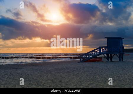 Une maison de maître-nageur sur une belle plage de mer Baltique au coucher du soleil. Pologne Banque D'Images