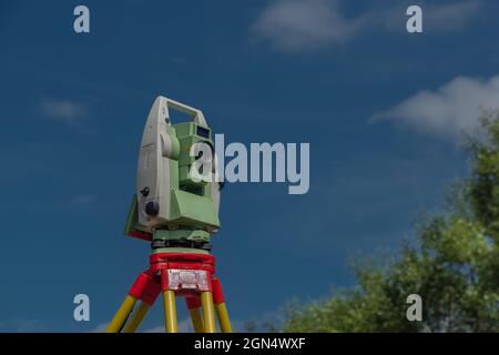 Machine pour les arpenteurs avec ciel bleu et arbres verts en journée de couleur ensoleillée Banque D'Images