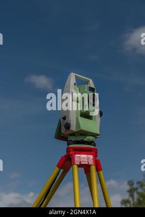 Machine pour les arpenteurs avec ciel bleu et arbres verts en journée de couleur ensoleillée Banque D'Images