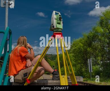 Machine pour les arpenteurs et les arpenteurs avec ciel bleu et arbres verts dans la journée ensoleillée de couleur Banque D'Images