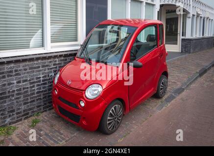 Zandvoort, pays-Bas, pays-Bas, 12.09.2021, micro-voiture néerlandaise à deux places Canta Premium à partir de 2021 en rouge soigneusement garée sur la chaussée Banque D'Images