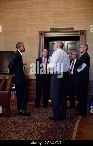 1 octobre 2010 « le plus grand nombre de membres du personnel de la Maison Blanche se sont réunis sur le balcon Truman pour dire adieu au chef de cabinet sortant Rahm Emanuel. Mais le personnel de la sécurité nationale a dû mettre le Président de côté dans la salle des traités pour lui faire le point sur les menaces terroristes en Europe." (Photo officielle de la Maison Blanche par Pete Souza) cette photo officielle de la Maison Blanche est disponible uniquement pour publication par les organismes de presse et/ou pour impression personnelle par le(s) sujet(s) de la photo. La photographie ne peut être manipulée d'aucune manière et ne peut pas être utilisée dans des documents commerciaux ou politiques Banque D'Images