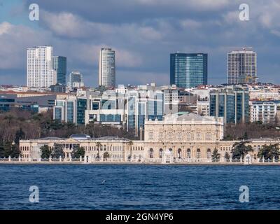TURQUIE, Istanbul - 23 février 2020 ; Palais Dolmabahce à Istanbul. Le palais historique de Dolmabahce situé près du Bosporus parmi le nouveau et le mod Banque D'Images