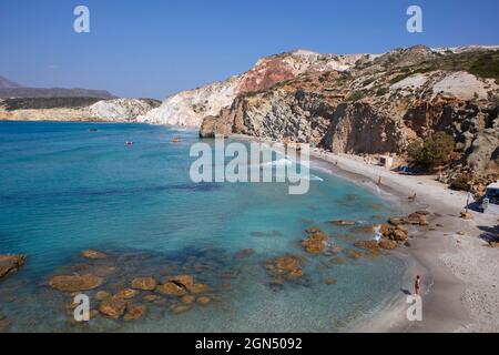 Vue imprenable sur la plage de Fyrinaka, Milos, Grèce Banque D'Images